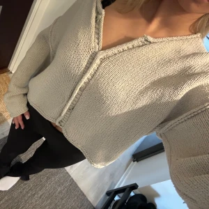 Beige stickad kofta - Säljer en supermysig beige stickad kofta med en avslappnad passform. Den har en v-ringad design och långa ärmar, perfekt för kyliga dagar. Brukar ha storlek s och denna är L för referens 