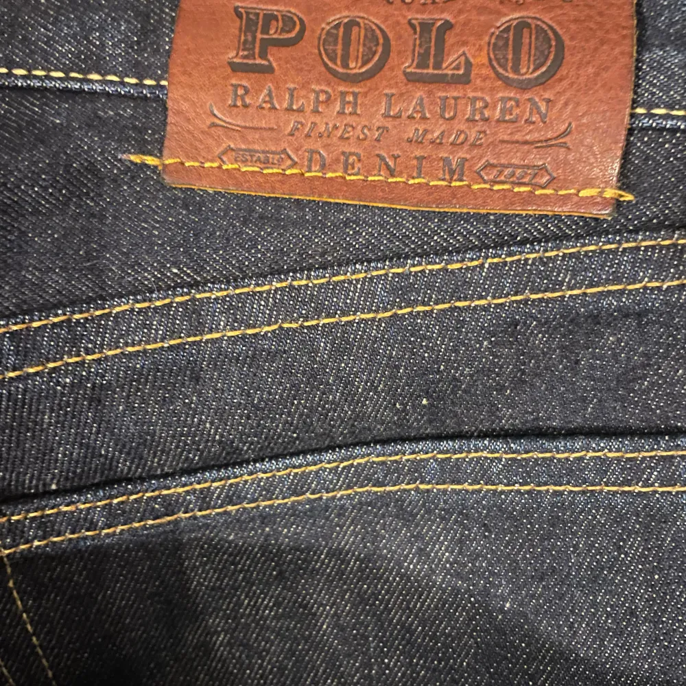 Säljer dessa mörkblå polo Ralph lauren jeans i strl 30/30. Väldigt fint skick och knappt använda. Hör av dig om du har några frågor eller funderingar!. Jeans & Byxor.