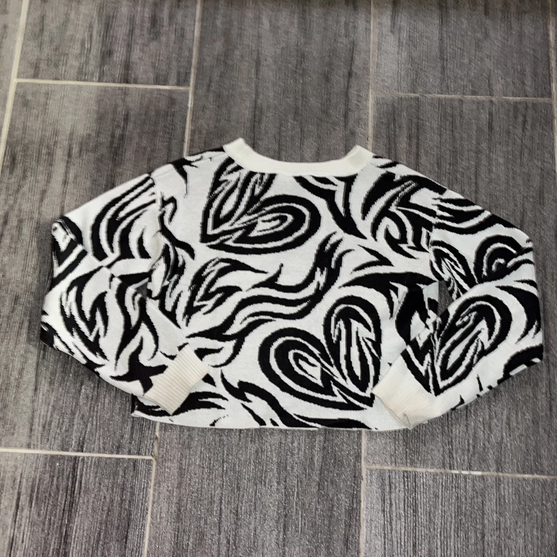 Svartvit mönstrad tröja från H&M - 90