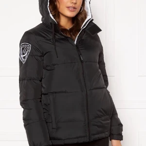D Brand Jacka  - D brand jacka storlek XS passar S finns i sthlm men kan fraktas Använd enstaka gånger och är som ny Jackan är svart med rosa inuti 