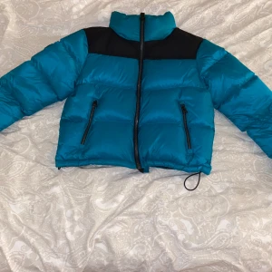 Superdry jacka - Använd en vinter men i gott skick Nypris 1 399 Fägen är turkos/blåa 