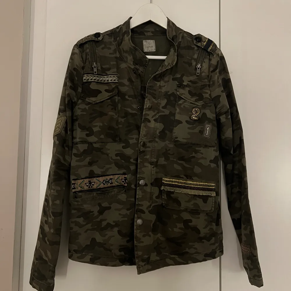 Jätte fin höst jacka i grön militär mönster med snygga detaljer✨. Takit.