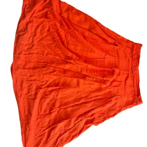 Orange kjol från Holly & Whyte - Säljer en härlig orange kjol från Holly & Whyte by Lindex. Kjolen har en luftig och bekväm passform, perfekt för sommarens varma dagar. Den är tillverkad i ett lätt material som ger en fin rörelse. Passar både till vardags och festliga tillfällen. 🧡