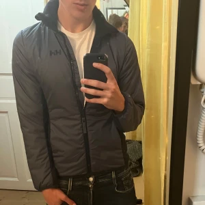 Helly Hansen cardigan  - Tja! Säljer en snygg och sällsynt cardigan från helly hansen i storlek xs! Den är i topp skick och riktigt skön😄 Hör av dig vid övriga frågor✌️