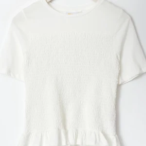 Vit topp från Gina Young  - Säljer denna söta trendiga topp från Gina Young❤️bilden är lånad❤️ Säljer då jag ej använder den❤️ jättefint skick ❤️ Skriv vid fler frågor eller bilder ❤️