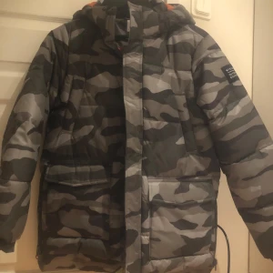 Vinterjacka  - Strl 164, Intersport, ordinarie pris 700kr, en hel ny, sälja pga passar inte min son