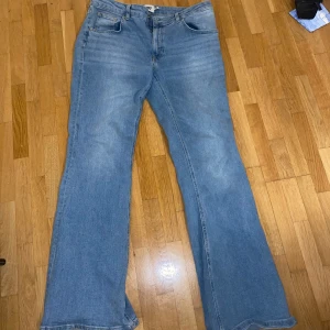 Blå bootcut jeans - Fina blå low waist bootcut jeans i bra skick. Köpta från Lager 157 i somras. Aldrig använt❤️