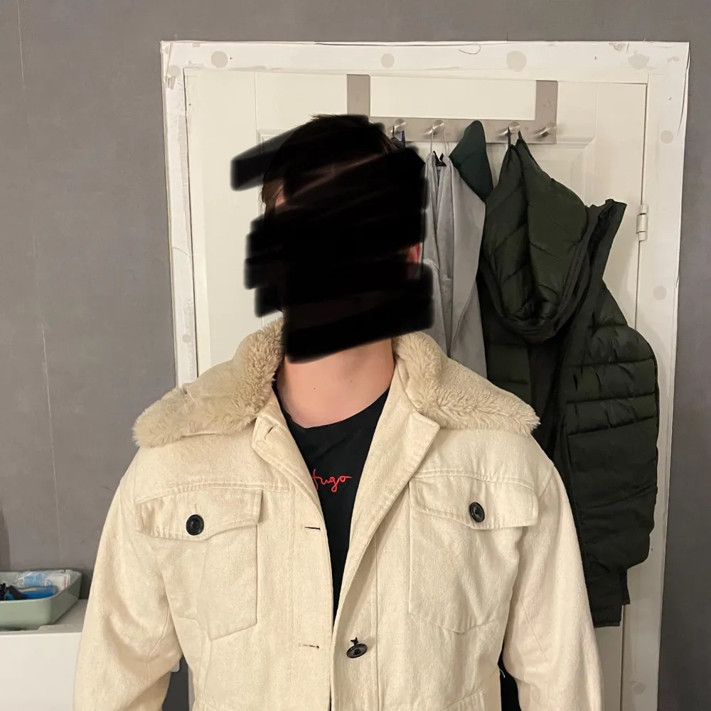En fin höst jacka men passar även på vintern då den är väldigt varm, säljer pågrund av att den inte kommer till användning. Använd ett få par gånger , väldigt fint skick. Skriv för för fler bilder. Storleken är L men sitter som en S/M. Nypris 2500💗. Takit.