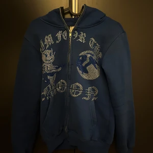 Hoodie  - Snygg hoodie från aim for the moon ingen Sten har lossnat