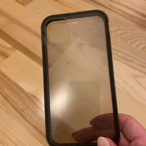 IPhone skal  - 360 skydd som även speglas från sidan så skärmen inte syns för andra än användaren. Passar IPhone 12.