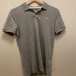Hollister piké - Säljer nu min hollister piké i storlek XS färg ljusgrå kond 9/10 inte mycket använd hör av er vid frågor eller funderingar 