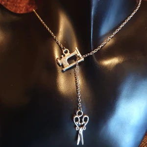 Halsband med symaskin & sax - Gulligt halsband med symaskin & sax oanvänd. Mått på kedjan är: 50 cm ✨️Titta igenom alla mina upplagda och köp fler saker i bundle för att spara på frakten och få allt du köpt i ett och samma paket✨️