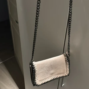 Väska - Så fin, kan användas som clutch också! Köpt på plick 💗💗