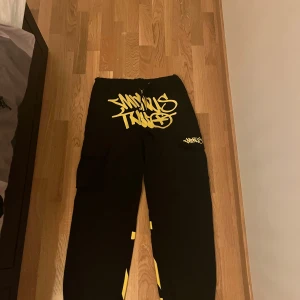 Minus two byxor - Nya och stiliga Minus Two byxor i storlek M! Dessa byxor kombinerar komfort och modern design, perfekta för både vardag och fest. De har en smal passform och praktiska fickor. Aldrig använda, i toppskick.