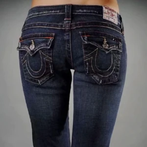 True religion bootcut jeans  - Säljer lågmidjade true religion jeans med midjemått 37, och innerbenslängden 72❤️ hör av dig om du har frågor. Är storlek w23, eller xxs-xs.