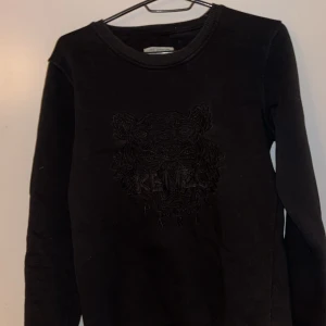 Kenzo tröja svart med svart märke  - Kenzo tröjan svart svart märke Storleken L väldeligt liten i storlek passar mig med storlek S/M jätte bra 
