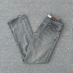 Jeans (Loose/chris) - Säljer dessa Jack & Jones jeans pga de inte används 🙌 Skick 9/10 inga hål eller defekter 💯 Storlek 27/30 men är mer som 28/30. Dma för funderingar 💭