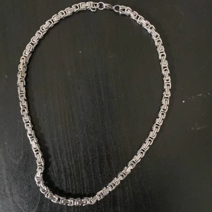 Stainles steel silver kejsar halsband - Elegant 60cm Halsband i Rostfritt Stål Tidlös Design i Silver för Varje Tillfälle.fast pris köparen betalar frakt.