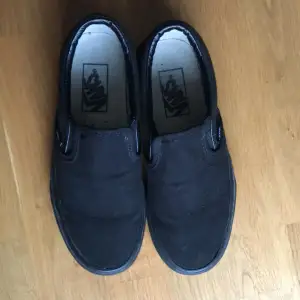 Klassiska svarta Slip-On Vans Storlek 36, normala i storleken  Nysick, använda ental gånger  Nypris ca. 750kr Inget slitage, lite dammiga på bilderna från att ha stått i en garderob.