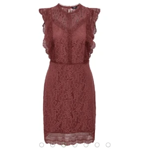 Spetsklänning - Underbart fin klänning använd vid endast 1 tillfälle. Passar både till sommaren men även nu snart till julen🤗