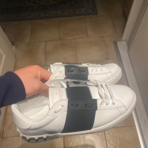 Valentines skor - Helt nya valentino skor svarta aldrig använda. Ingen låda finns