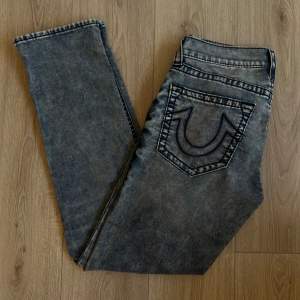 Säljer mina låg midjade jeans, True Religion. Säljer då de tyvärr var för stora för mig. Skicket är som nytt. Jag är 176 och bär vanligtvis S/M. Kontakta mig för fler bilder eller frågor!!💗💗