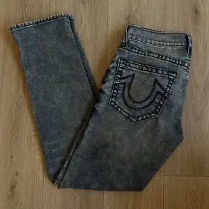 Säljer mina låg midjade jeans, True Religion. Säljer då de tyvärr var för stora för mig. Skicket är som nytt. Jag är 176 och bär vanligtvis S/M. Kontakta mig för fler bilder eller frågor!!💗💗