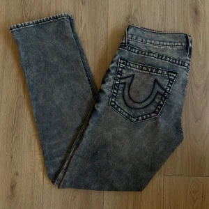 True Religion  - Säljer mina låg midjade jeans, True Religion. Säljer då de tyvärr var för stora för mig. Skicket är som nytt. Jag är 176 och bär vanligtvis S/M. Kontakta mig för fler bilder eller frågor!!💗💗