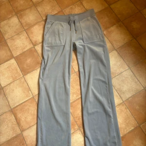 Juicy couture  - Jättefina juicy couture byxor, använda men är i fint skick. Stl S men skulle nog passa Stl M oxå.