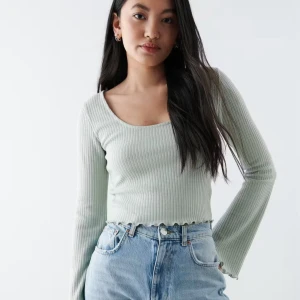 Jättefin topp från gina! - Ljusgrön topp från gina! Bra skick och använd 2 gånger. det är inte riktigt min stil därför säljer jag🫶🏽