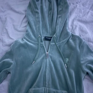 Juicy Couture Tröja - Ganska bra skick, använder nästan aldrig 💕 Original Pris: 1200kr
