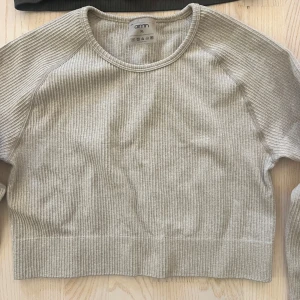 Aim’n topp - Beige ribbed Seamless Crop Long Sleeve - Topp från aim’n, väldigt sparsamt använd. Ribbat material, crop top. Liten i storleken. 