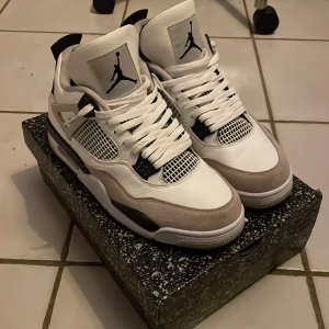 Jordan 4 - ÄKTA Military black Jordan 4 retro. Stl 45 perfekt skick med boxen och nästan aldrig använda, pris kan diskuteras vid snabb affär. Skickar fler bilder om de behövs