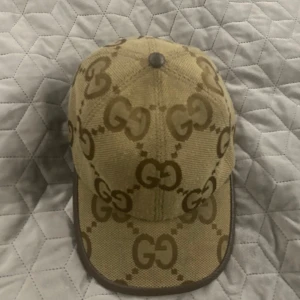 Gucci keps - Säljer min Gucci kep nu pågrund av att den inte kommer till användning längre köpt maj 2024 Skriv vid intresse/övriga frågor 