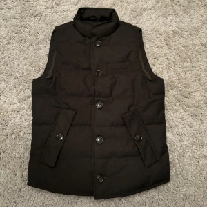 John Henric Väst - Tjena! Säljer nu denna sjukt feta väst ifrån John Henric. Västen är i top skick och har inga defekter eller missfärgningar över huvudtaget. Sjukt stilren och lätt att matcha. Skriv ett dm vid minsta fundering!🙌🏽