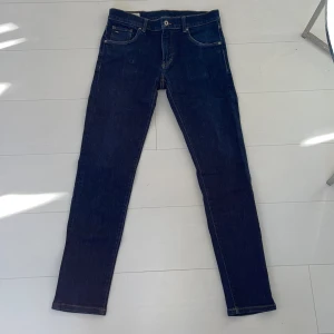 J.Lindeberg Jay slim fit - Ett par J.Lindeberg jeans i modellen Jay slim fit i storleken 32W 32L och i väldigt bra skick