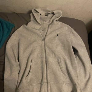 Polo/Ralph Lauren Tröja - Säljer min gråa Ralph Lauren tröja då jag inte använder den längre men passar M lika fint