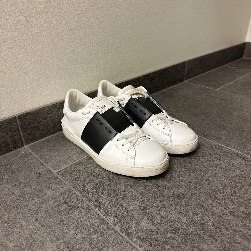 Tjenare! Säljer nu dessa feta valentinos | skick:10/10 | nypris: 7200 | modell: Valentino CALFSKIN OPEN SNEAKER | pris kan diskuteras | Tveka inte på att höra av dig vid ytterligare frågor samt fler/bättre bilder!☺️. Skor.