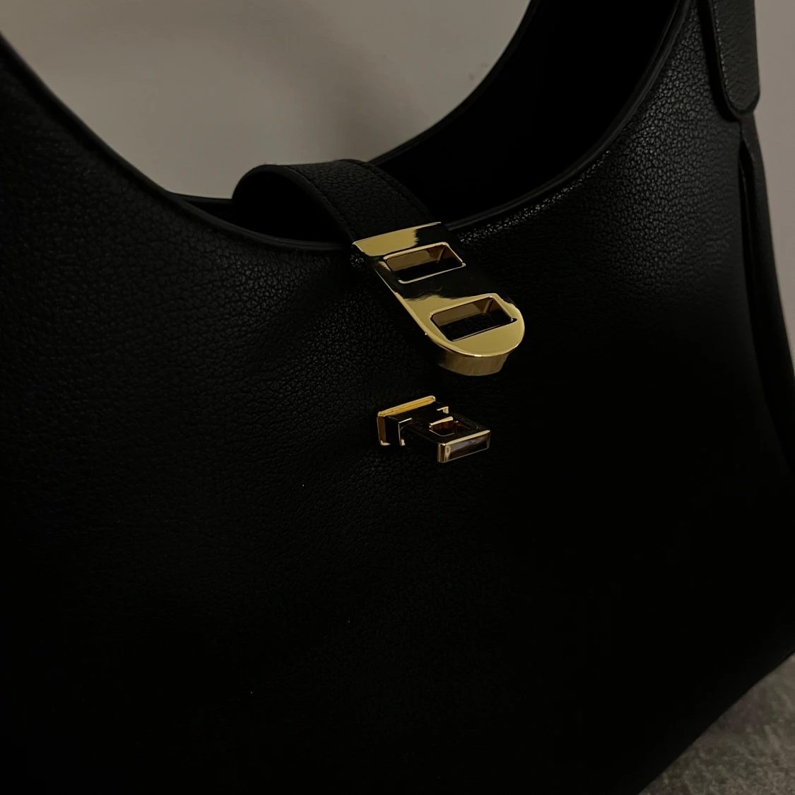 Svart axelväska med gulddetaljer - 91