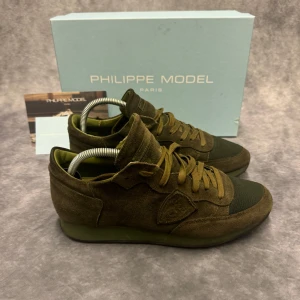 PHILIPPE MODEL TRPZ  - - Philippemodel TRPZ - Skick: 9/10 - Tillbehör: Enbart skorna - Storlek 41 passar mer 42 - Innersula mått: 27,3cm - Nypris ca 3700kr // Deluxecloset