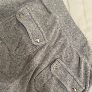 Juicy couture byxor - Jätte snygga och sköna men använder inte längre, dom är utan sörre som åkt in på båda sidorna men dom går att ta ut.