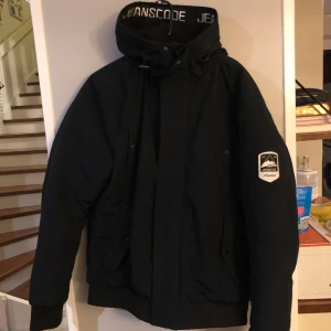 Vinterjacka  - En svart vinterjacka Väldigt varm och stor 