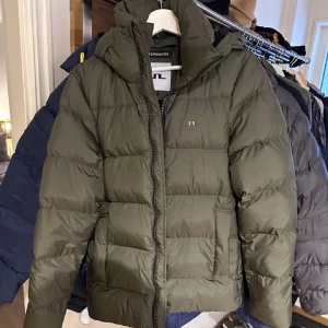 J.Lindeberg  - Tjenare! Nu ska jag sälja min J.Lindeberg jacka som är i storlek XS sitter någorlunda större i storleken. Super fint skick! 