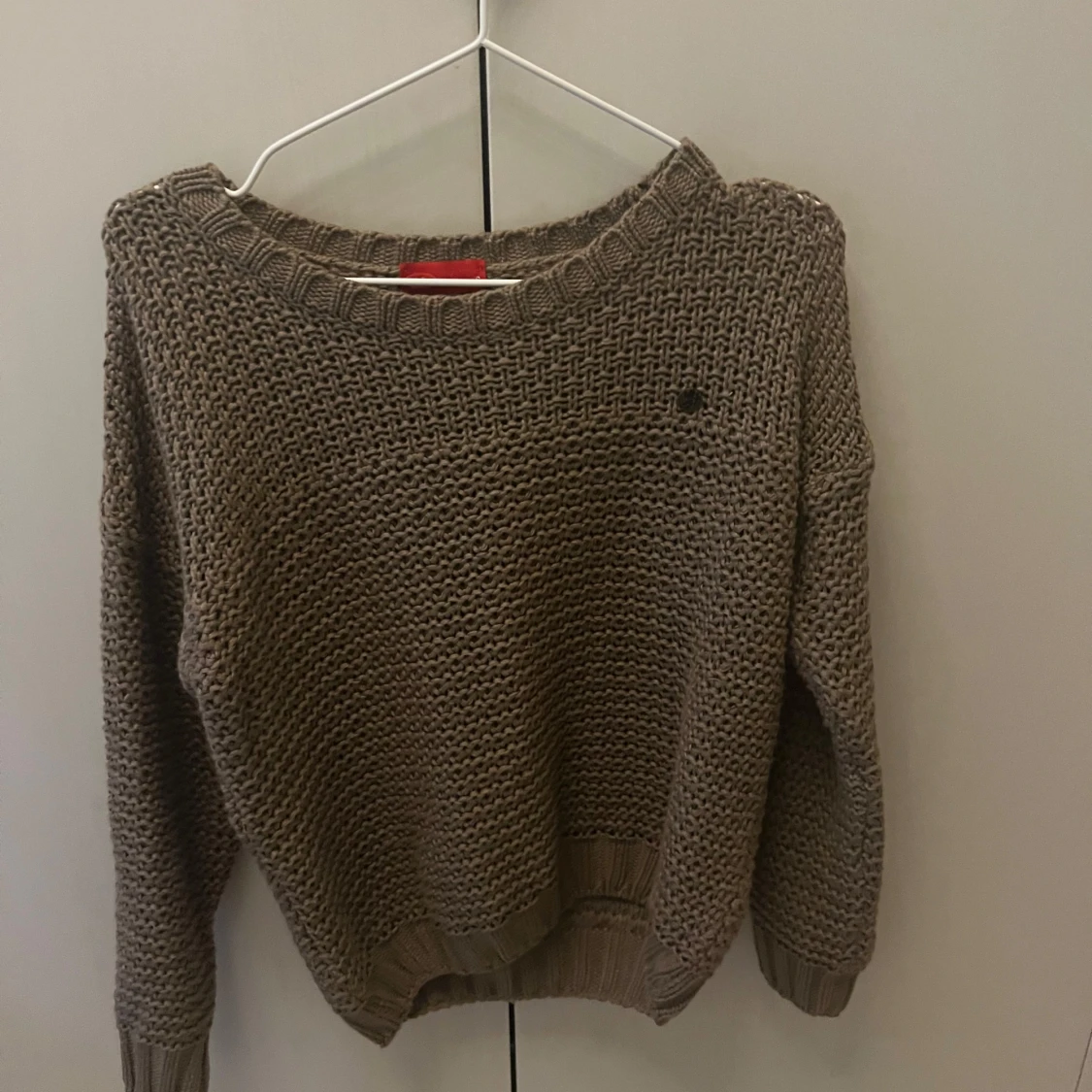 Beige stickad tröja från edc