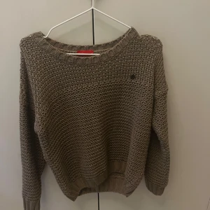 Beige stickad tröja från edc - Säljer en mysig beige stickad tröja från edc i storlek S. Perfekt för kyliga dagar med sin tjocka stickning och långa ärmar. 