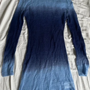 Stickad klänning - Stickad klänning. Oanvänd, prislapp kvar.