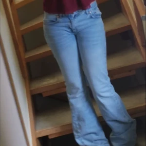 Low waist bootcut jeans - Säljer ett par ljusblå low waist bootcut jeans i bra skick. Säljer då de är för små, passa för xs-s/34-36💙