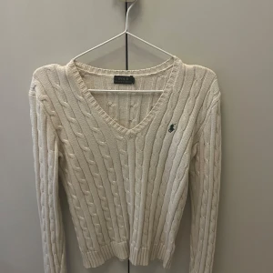 Beige stickad tröja från Ralph Lauren - Säljer en superfin beige stickad tröja från Ralph Lauren. Perfekt för höst och vinter, med långa ärmar och ribbade kanter. Passar både till vardags och lite finare tillfällen. ✨nypris: 1300 
