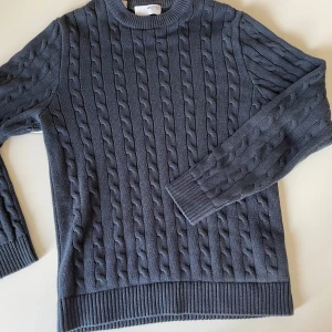 Cable knitted tröja - Ny utan prislapp Säljer på grund av att den är för stor Skriv om du har fler frågor Storlek S men stor i passformen Nypris 699kr