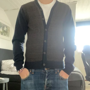 Tiger of Sweden kofta - Säljer nu en Tiger of Sweden kofta i junior. Den är i storlek junior L men sitter som xs. Skriv om du har några funderingar.